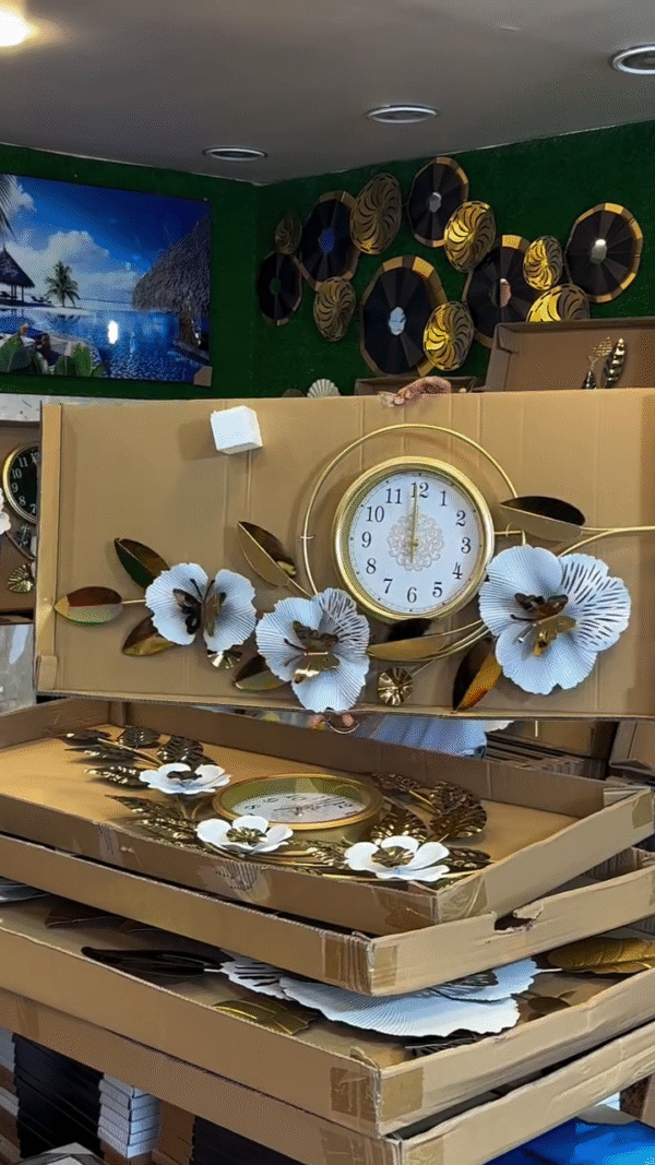 Luxury Golden Flower Wall Clock – Metal Decorative Piece for Modern Homes