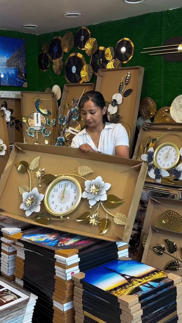 Luxury Golden Flower Wall Clock – Metal Decorative Piece for Modern Homes - Image 3