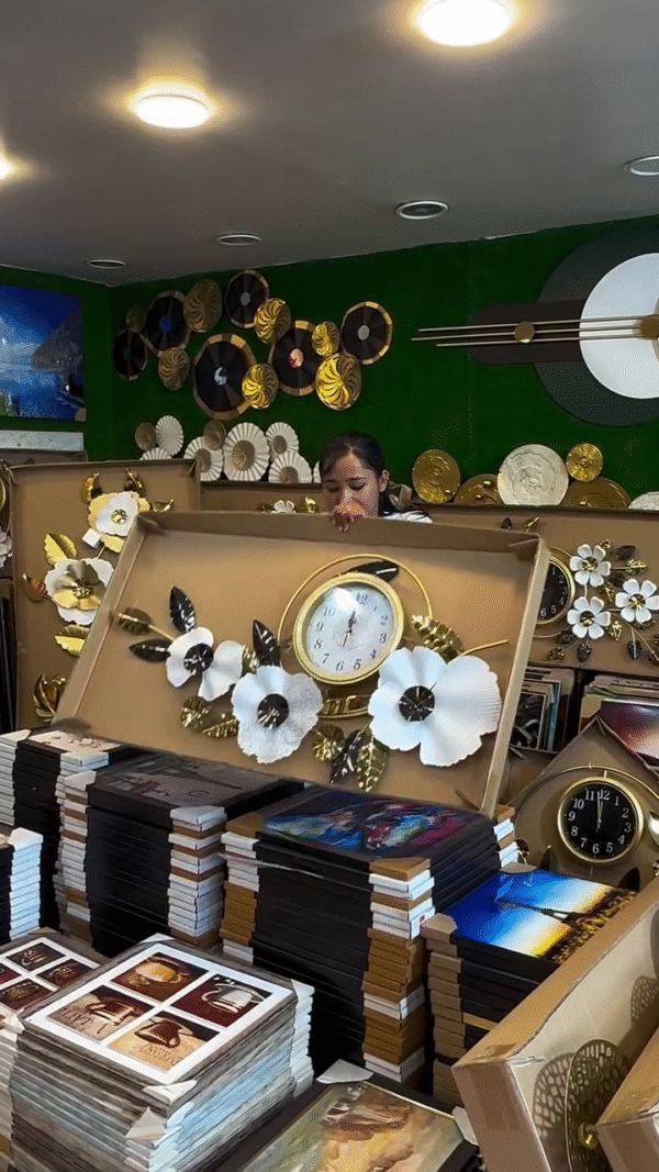 Luxury Golden Flower Wall Clock – Metal Decorative Piece for Modern Homes - Image 4