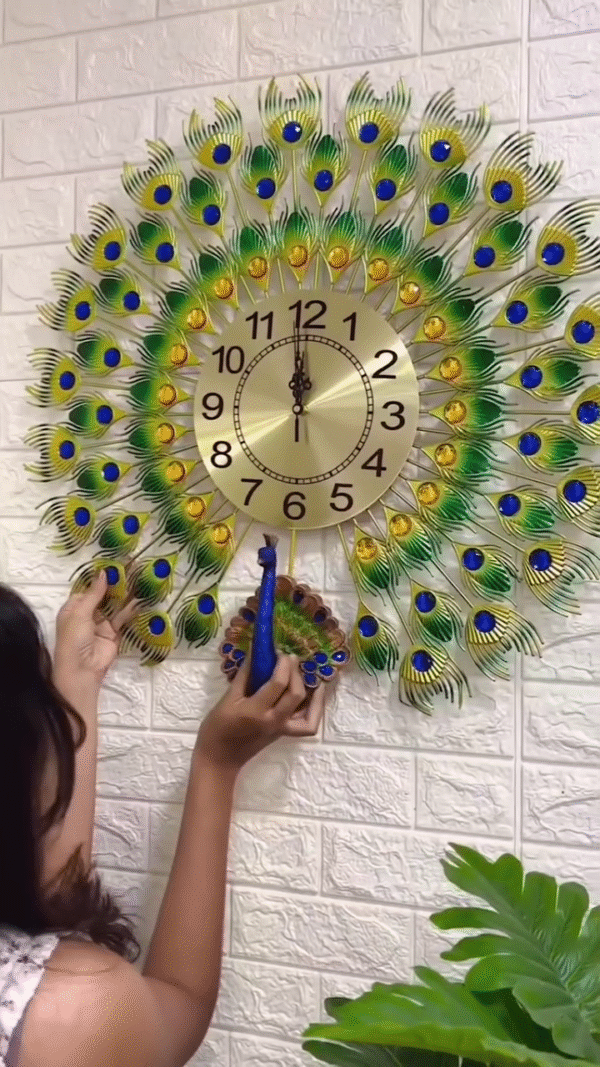 Peacock Feather Wall Clock – Luxury Decorative Timepiece