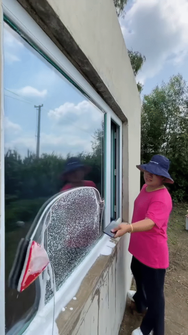 🧼 Smart Window Cleaning Robot with Remote Control