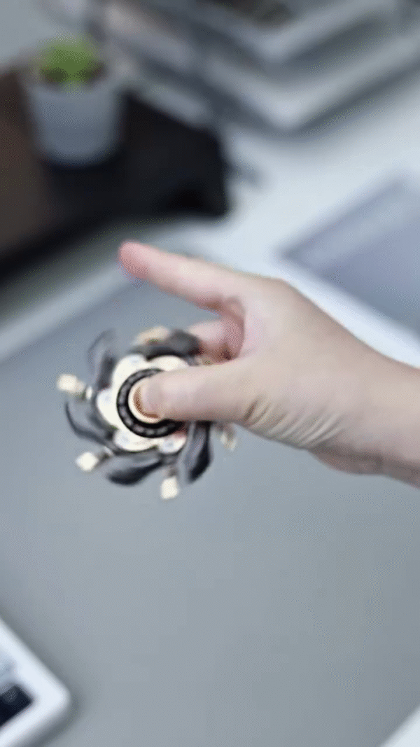 Premium Metal Fidget Spinner: Luxury Black and Gold Edition - Image 3